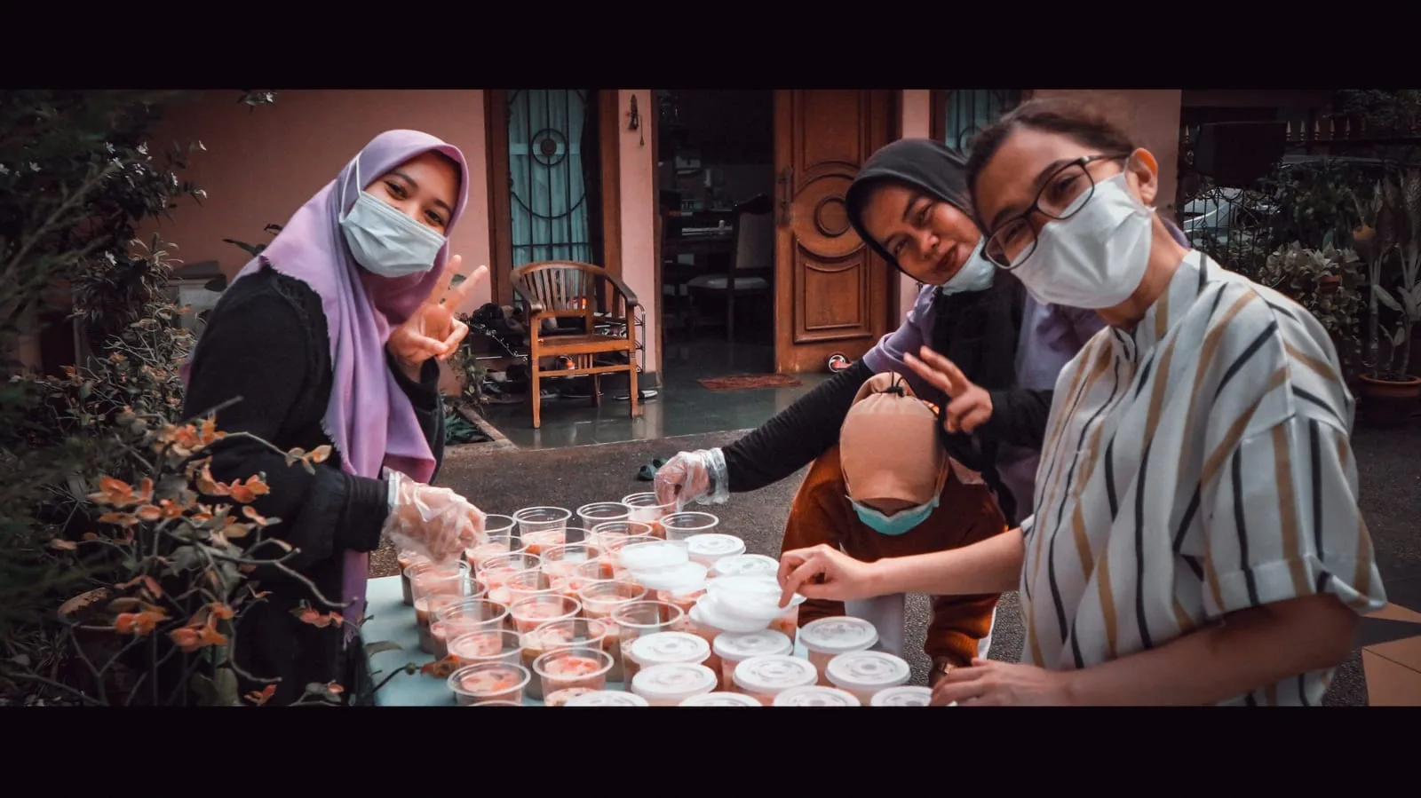 Beberapa karyawati RS Anggrek Mas menyiapkan kotak makanan berbuka puasa di atas meja panjang pada acara buka puasa bersama.
