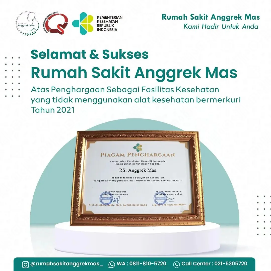Poster ucapan selamat kepada RS Anggrek Mas atas penghargaan Kementerian Kesehatan sebagai fasilitas pelayanan kesehatan yang tidak menggunakan alat kesehatan bermerkuri tahun 2021, menampilkan foto piagam penghargaan dalam bingkai.