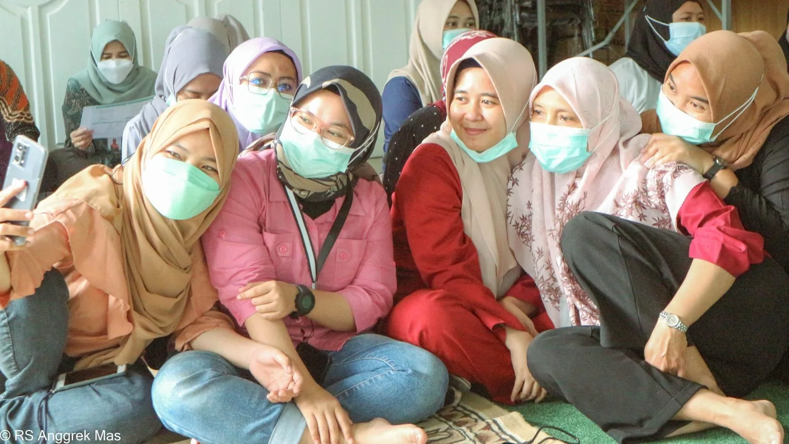 Sekelompok karyawati RS Anggrek Mas duduk bersama beralaskan tikar pada acara buka puasa bersama keluarga besar rumah sakit.