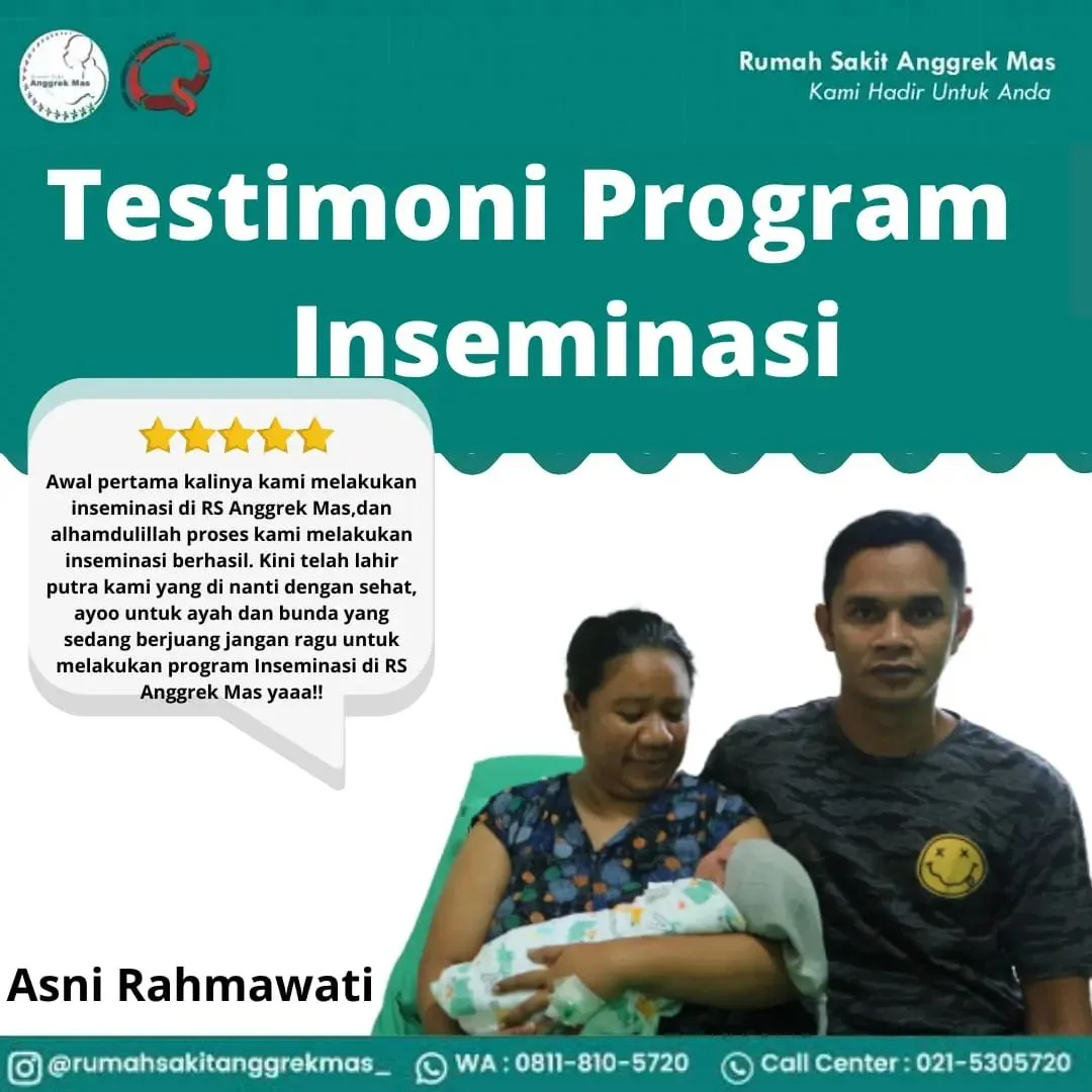 Poster testimoni pasien program inseminasi RS Anggrek Mas dengan penilaian bintang lima, memuat foto sepasang suami istri menggendong bayi mereka.