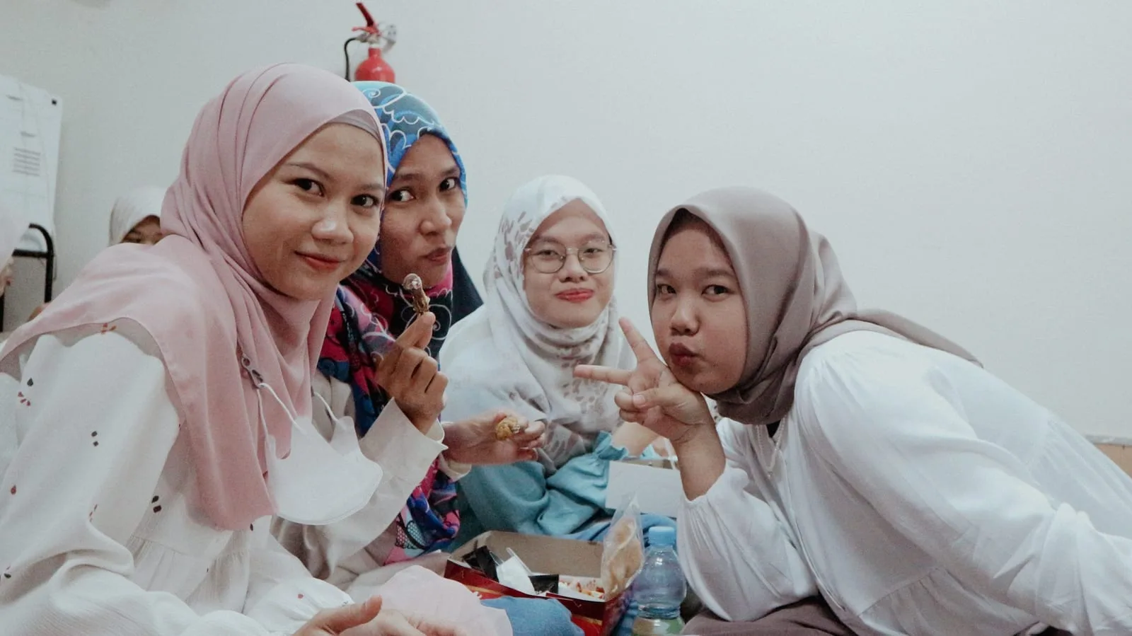 Empat karyawati RS Anggrek Mas duduk berdekatan sambil tersenyum ke kamera pada acara buka puasa bersama.