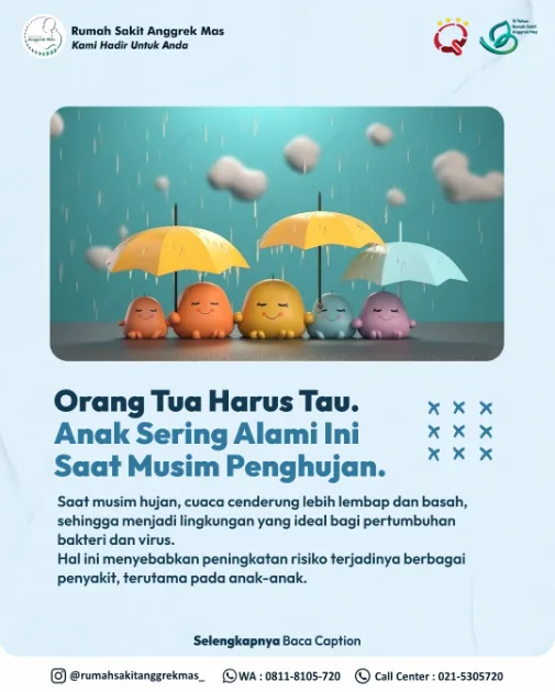 Poster RS Anggrek Mas berjudul "Orang Tua Harus Tau, Anak Sering Alami Ini Saat Musim Penghujan", menjelaskan bahwa cuaca lembap dan basah saat musim hujan menjadi lingkungan ideal bagi pertumbuhan bakteri dan virus sehingga risiko penyakit pada anak meningkat. Ilustrasinya menampilkan tokoh-tokoh kecil berpayung di bawah hujan.