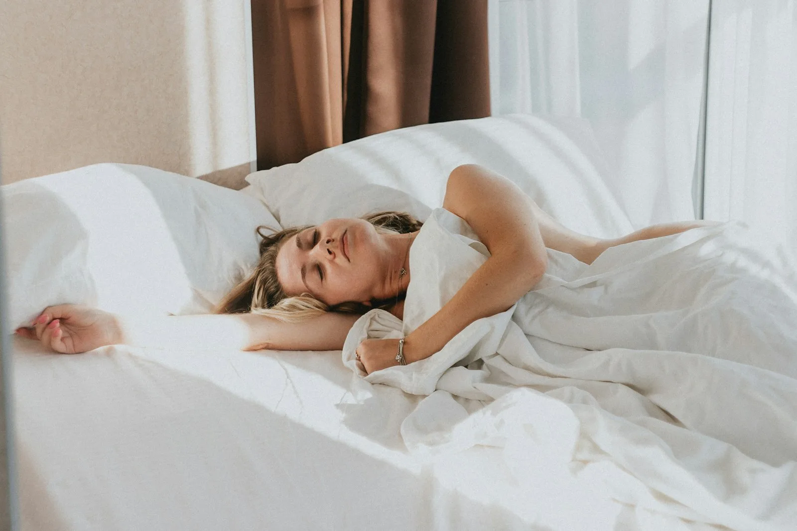 Seseorang tidur nyenyak di tempat tidur