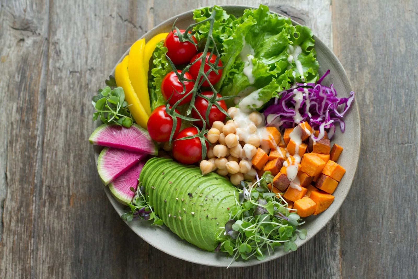 Semangkuk makanan bergizi seimbang berisi sayur dan sumber protein